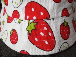 Berretto a secchiello con stampa di fragole