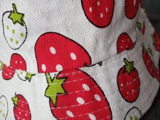 Berretto a secchiello con stampa di fragole
