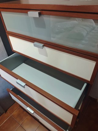 Mueble de madera y cristal