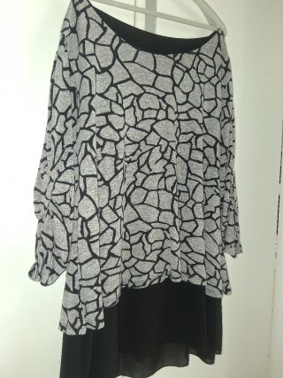 Maglia fantasia geometrica nera e grigia