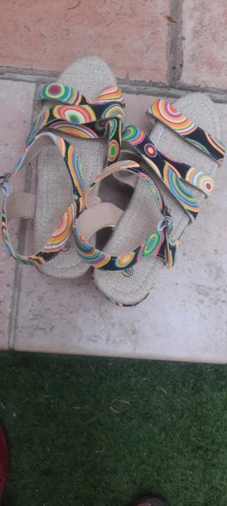 Sandalias con estampado de círculos