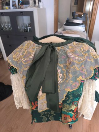 Traje de Fallera verde con estampado floral