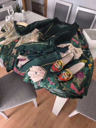 Traje de Fallera verde con estampado floral