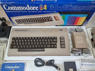 Commodore 64 con accessori e floppy disk