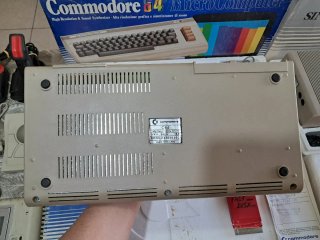 Commodore 64 con accessori e floppy disk