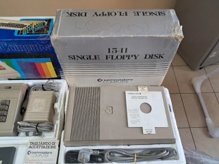 Commodore 64 con accessori e floppy disk