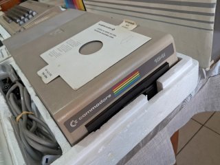 Commodore 64 con accessori e floppy disk