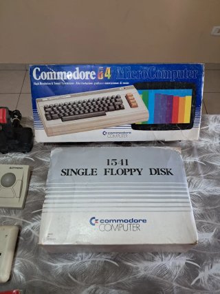 Commodore 64 con accessori e floppy disk