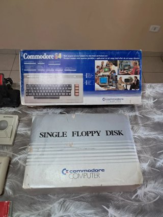 Commodore 64 con accessori e floppy disk