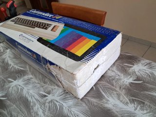 Commodore 64 con accessori e floppy disk