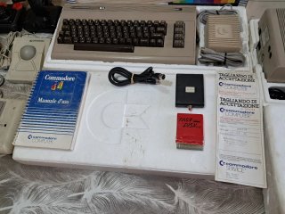 Commodore 64 con accessori e floppy disk