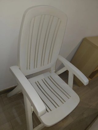 Silla tumbona plegable blanca