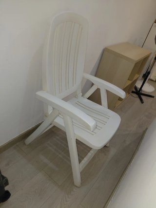Silla tumbona plegable blanca