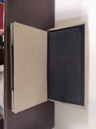 Caja plegable tela y madera.