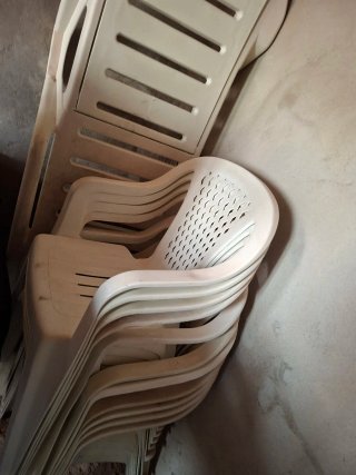 Silla de plástico apilable beige .Cada silla a 3 €