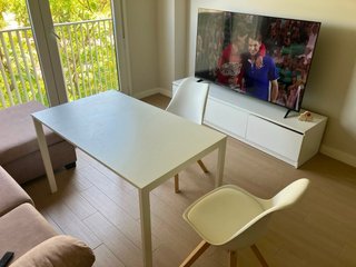 Mesa blanca y 2 sillas