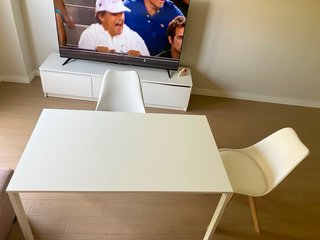 Mesa blanca y 2 sillas