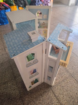 Casita de muñecas de madera