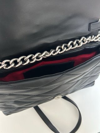 Bolso negro acolchado con cadena