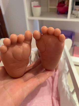 Muñeca bebé con cuna