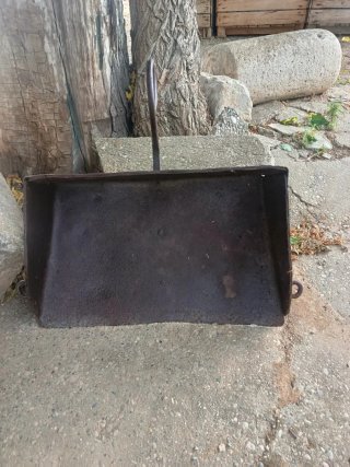 Antiguo apero agrícola de metal