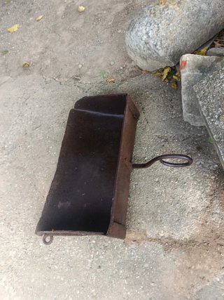 Antiguo apero agrícola de metal