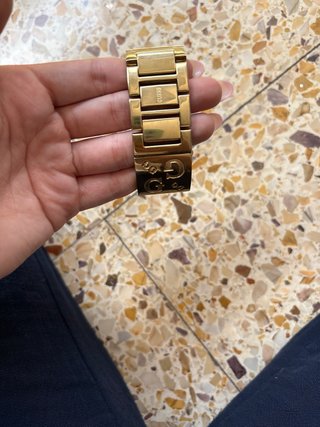 Reloj Guess Solo hace falta poner pilas.