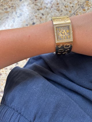 Reloj Guess Solo hace falta poner pilas.