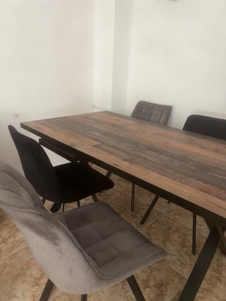 Mesa de comedor y 4 sillas