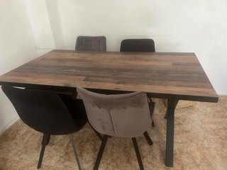 Mesa de comedor y 4 sillas