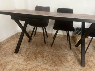Mesa de comedor y 4 sillas