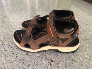 Sandalias Paredes Marrones y Negras