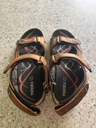 Sandalias Paredes Marrones y Negras