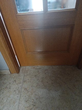 Puerta de madera con cristal