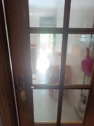 Puerta de madera con cristal