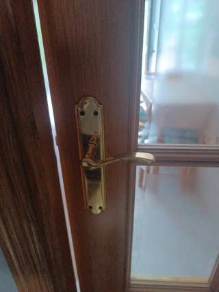 Puerta de madera con cristal