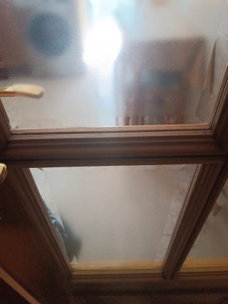 Puerta de madera con cristal