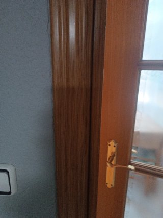 Puerta de madera con cristal