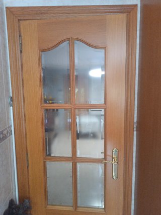 Puerta de madera con cristal