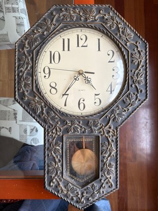 Reloj de pared antiguo con péndulo