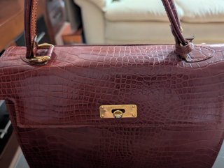 Bolso de piel cocodrilo dorado y rojo