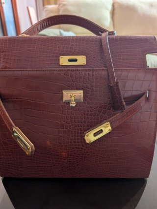 Bolso de piel cocodrilo dorado y rojo
