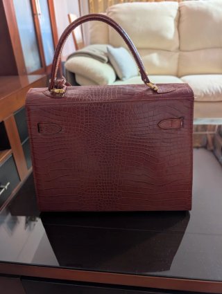 Bolso de piel cocodrilo dorado y rojo