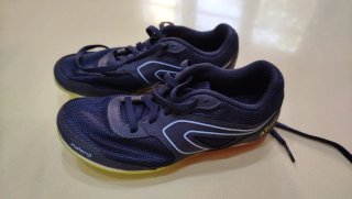 Zapatillas running Kalenji azules y amarillas