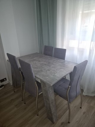 Mesa de comedor con 4 sillas