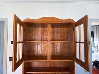 Armario chinero de madera y cristal