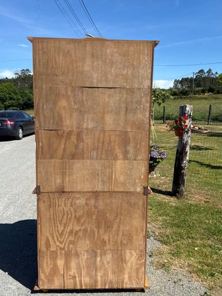 Armario chinero de madera y cristal