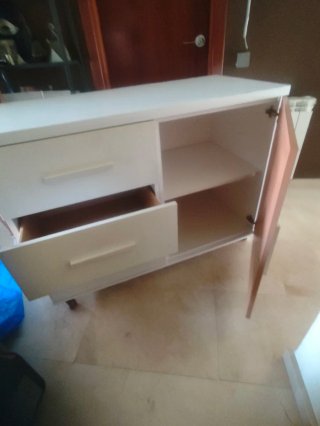 Mueble con ruedas y estrellas