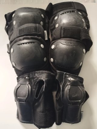 Patines Oxelo FIT 5 con casco y protecciones.