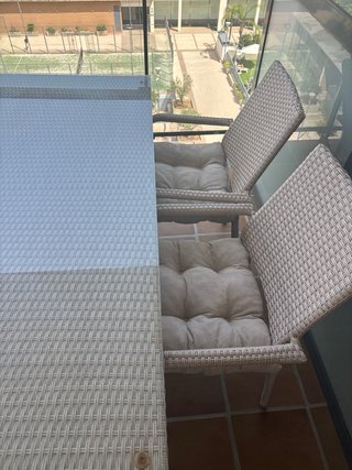 Mesa y 4 sillas Terraza Mimbre y Cristal